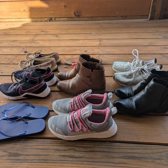 Assorted Footwear Collection - Picture 3 of 4